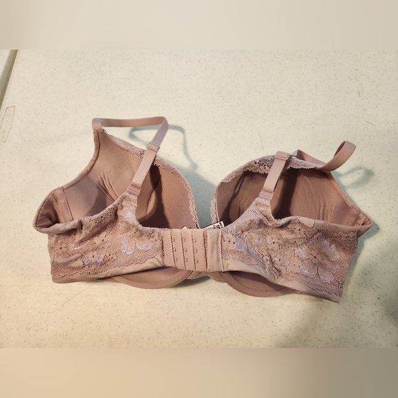 Victoria Secret 38DD - Picture 4 of 8